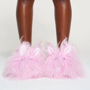 81. SKIMS Brand New! Pink Fuzzy Bunny Slippers size 37 (6-7) 🐰